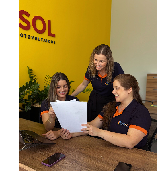 Estrutura fotovoltaica Cicluzsol destacando cabos e inversores